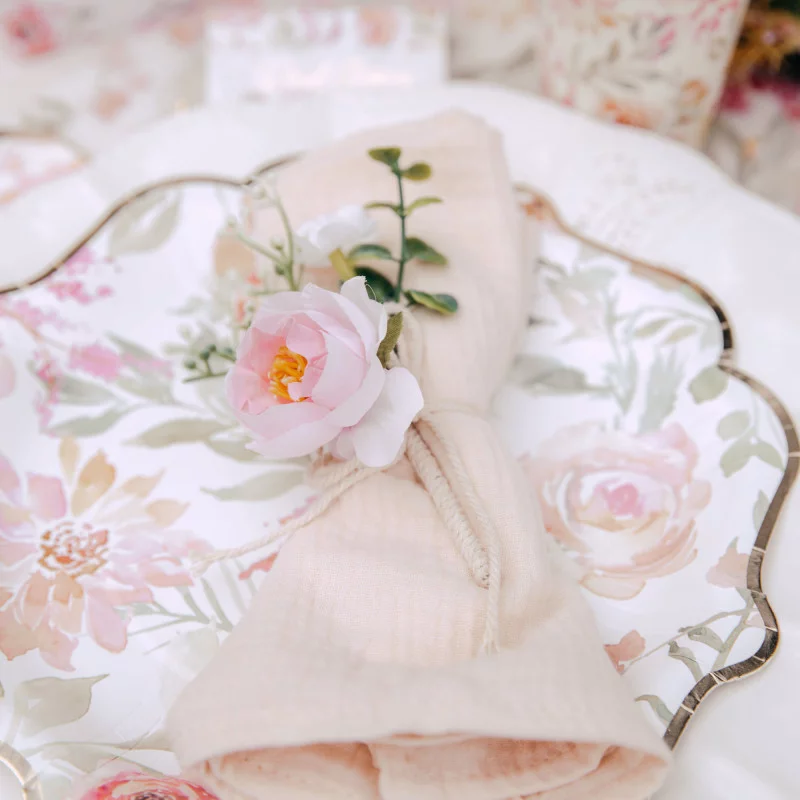 BOUQUET DE FEUILLAGES, PIVOINE ROSE ET J