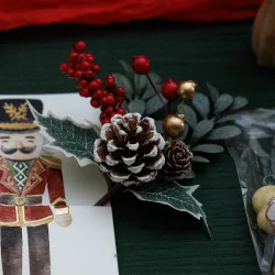 Branche décorative Noël : Feuillages, baies et pommes de pin - 17cm