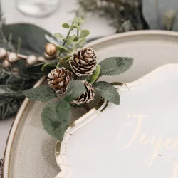 Branche d'Eucalyptus Enneigée, Baies et Pommes de Pin Vert, Or et Paillettes 14cm