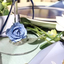 Roses en papier bleu orage sur tige Lot de 12